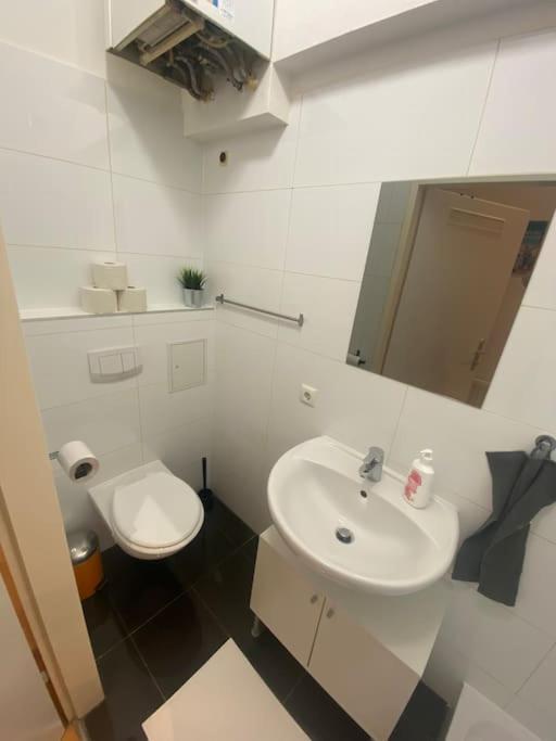 Cozy Appartm With + Airport/City Center Connection Apartment Wien Ngoại thất bức ảnh